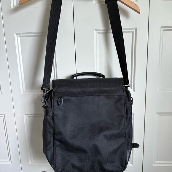 TUMI Black Crossbody Messenger Expandable Bag Purse Nylon With Leather Trim - Picture 4 of 10